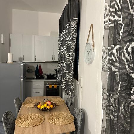 Apartment Near The Centre Of Тирана Екстер'єр фото